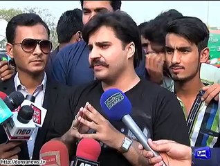 Fix it- Karachi social campaigner starts covering potholes on his own.