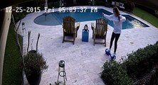 Fail d'une fille avec son hoverboard au bord de la piscine