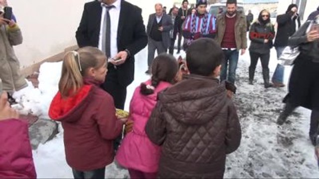 Van Manken Tuğba Özay Van'da Öğrencilere Yardım Dağıttı