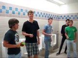 Concert improvisé dans les toilettes