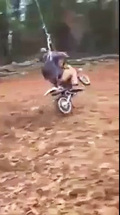 Une moto, une corde et un arbre = gros kiff