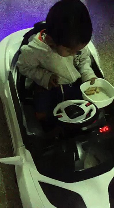 DEKHEN..........BACHA KEA KAR RAHA HE ......
