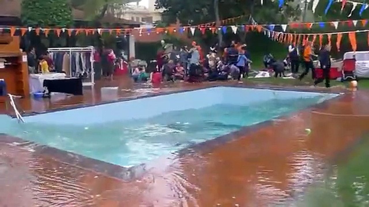 Earthquake during Party. پارٹی کے دوران زلزلہ