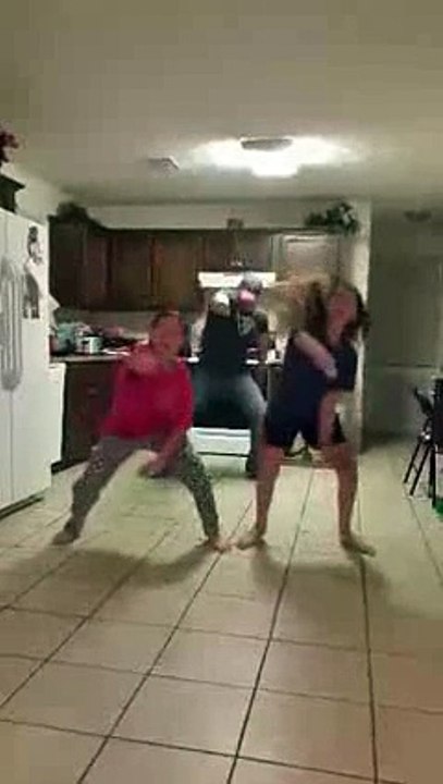 Papa qui imite ses filles dansé ^^