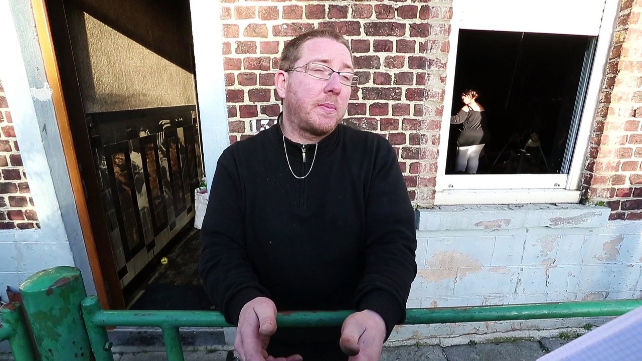 Il sauve deux nourrissons des flammes avant l' intervention des pompiers.