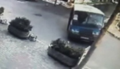 Minibüs duvara böyle çarptı!