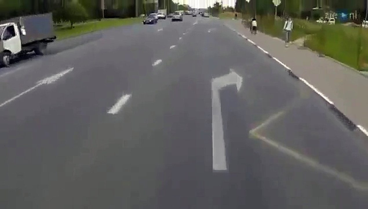 Ветер сдул девушке юбку ))