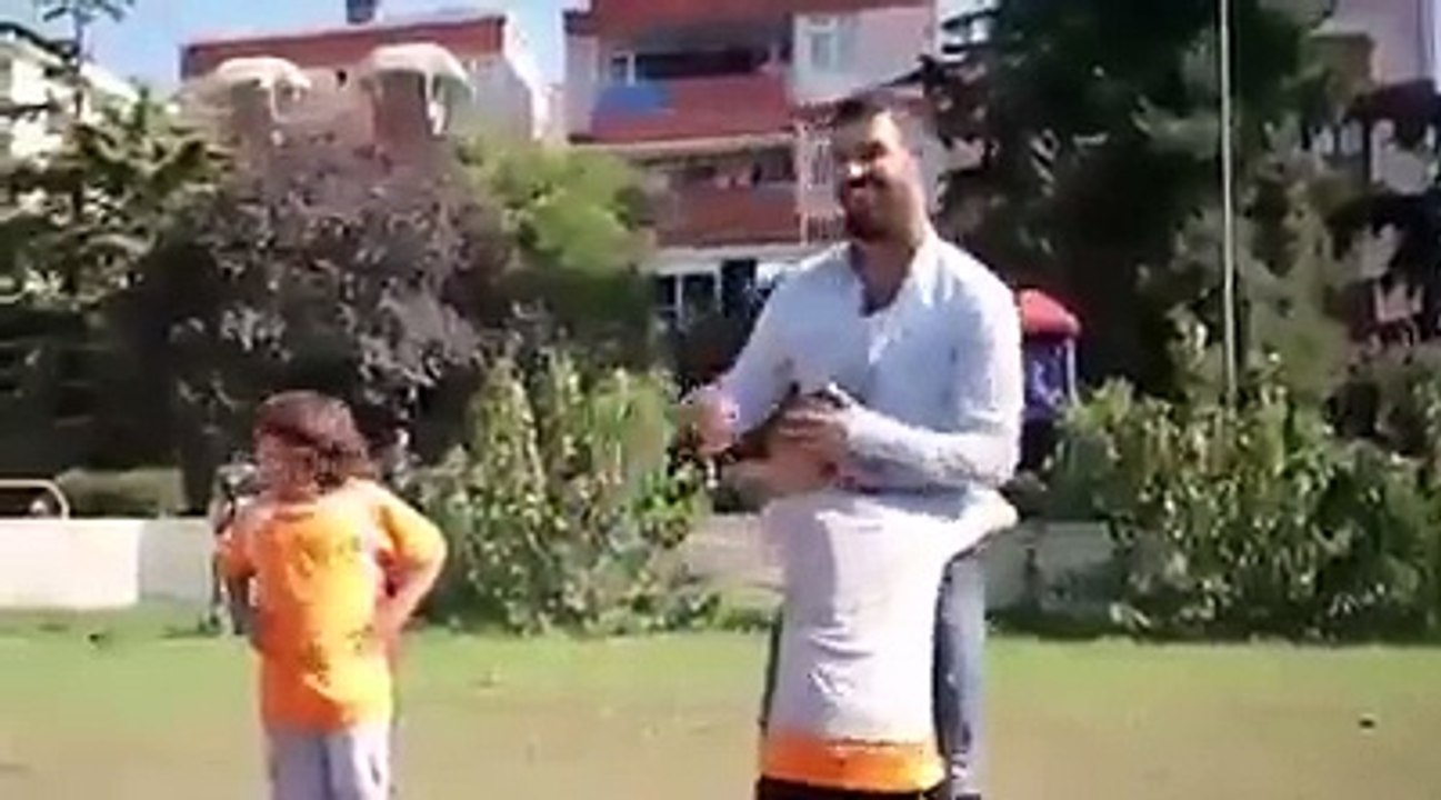 Arda Turan'dan, Mahallede Maç Yapan Cocuklara Sürpriz