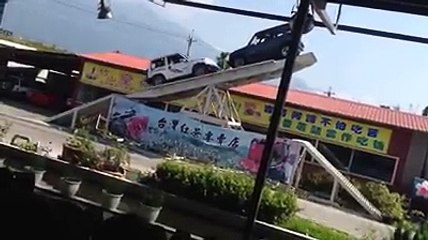 very funny video kis tarah caar hight py ja rahi hy