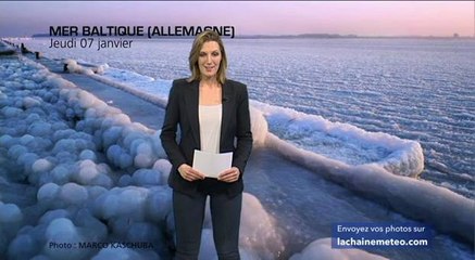 Etonnantes boules de glace sur les côtes