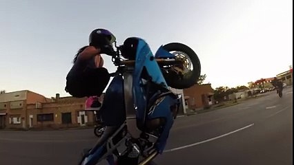 Esta miuda domina uma mota muito melhor que tu!!!