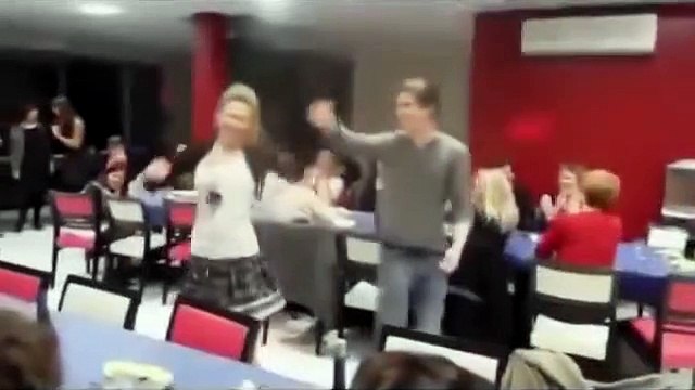 Упала юбка во время танца