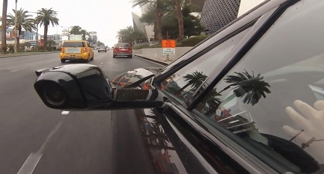 Une BMW i8 avec des caméras à la place des rétroviseurs extérieurs