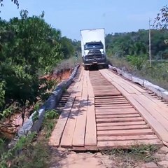 Puente no resiste y cede al peso del camión