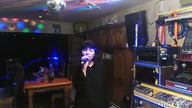 on m'y own, nikka Costa interpreter par Dominique