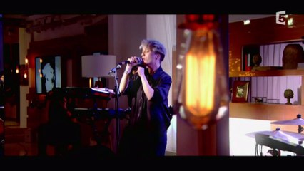 Jeanne Added, en Live avec "Look at them" - C à vous - 08/01/2016