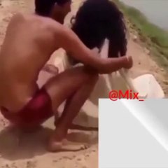 Amazing Leaked Video of Desi Peoples | کھلے میدان میں یہ کیا کر رہی ہے