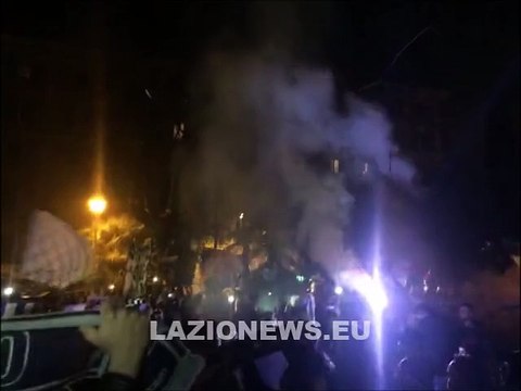 8012016 I laziali cantano l'inno a Piazza della Libertà