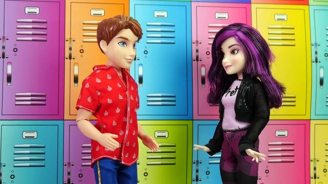 Mal saves Evie when she is kidnapped by Descendants Audrey. DisneyToysFan