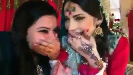 What Minal khan and Neelam muneer are talking in front of camera