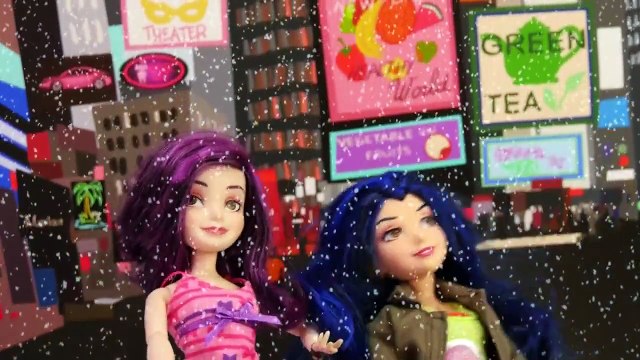 Elsa Saves Mal and Evie after Mal and Evie Kidnapped. DisneyToysFan