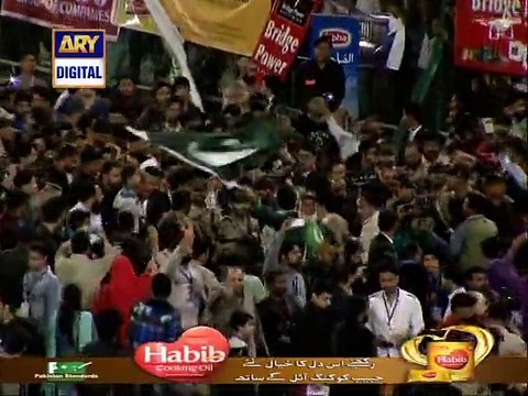 How Muhammad Amir Hold the Mic and Talking to People in Karachi Stadium - PNPNews.net