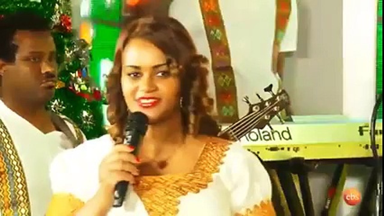 ከመድረክ ላይ ቀለበት  በኢ,ቢ,ኤስ የእንጨዋወት አቅራቢ የሆነው ሳይመን  ከመድረክ ላይ እንዳለ ለፍቅር ጓደኛው የጋብቻ ጥያቄ ሲያቀርብ ።