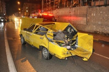 TIR Dorsesindeki İş Makinası Ticari Taksinin Üzerine Düştü:1 Ölü