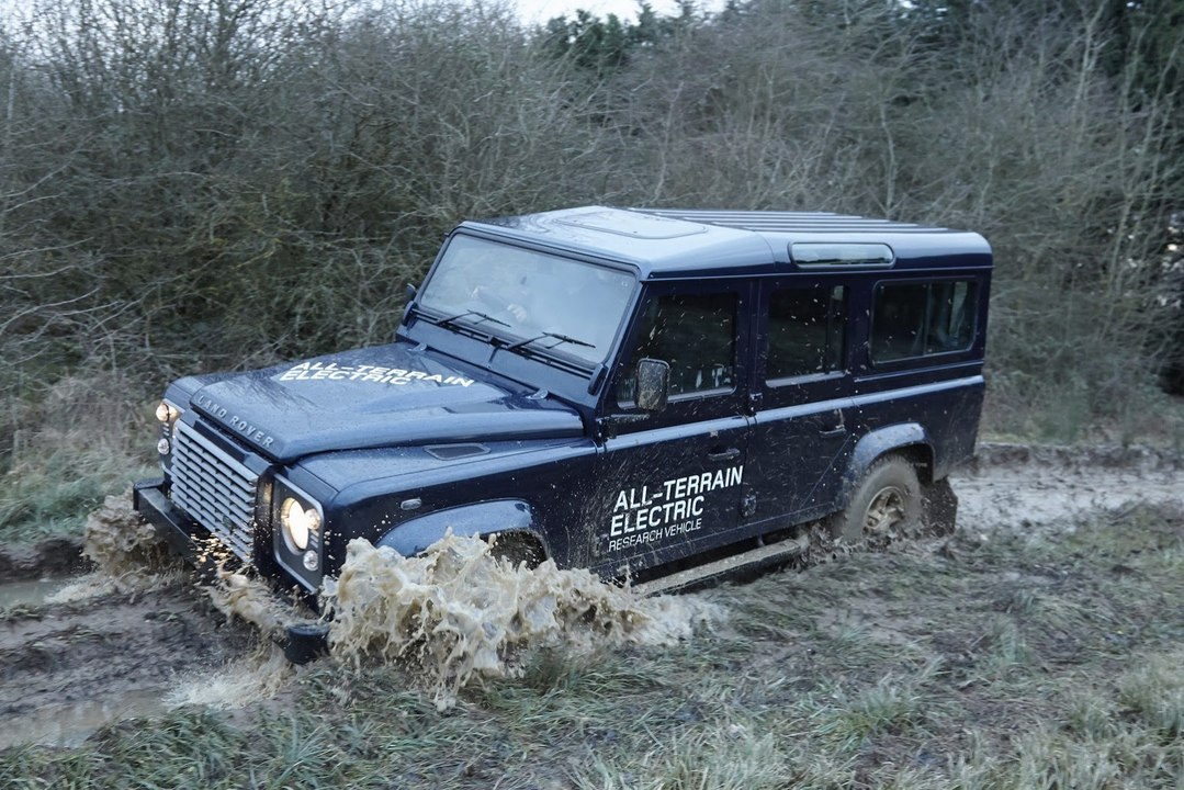 Land Rover Defender Electric Arazi test sürüşü