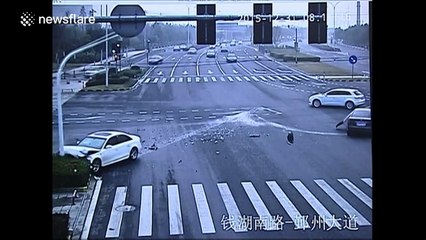 Two cars crash horribly after Audi runs red light