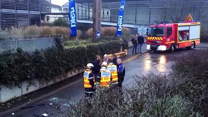 Remorquage de la voiture accidentée à Périgueux