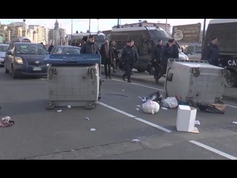 Napoli - Protesta coop Primavera: cassonetti ribaltati in Via Marina (10.12.15)