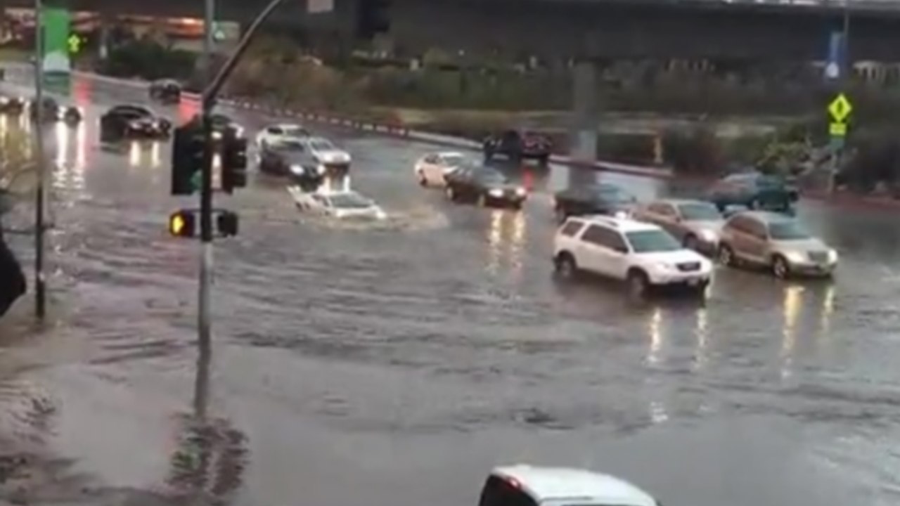 Une Lamborghini Gallardo veut absolument traverser une route inondée