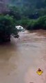 Ce conducteur de camion n'a pas peur de l'eau