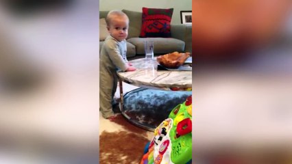 Ce bébé teste les limites de sa maman. Pire qu'un chat