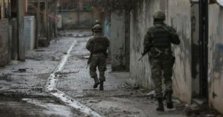 Teslim Olan PKK'lı Terörist Askerin Ayağını Öpmek İstedi