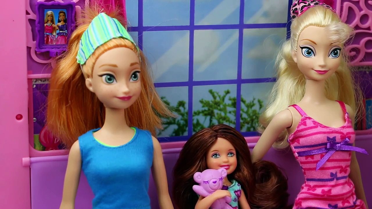Anna & Elsas Kids Get Messy with Flying Sneezes. DisneyToysFan