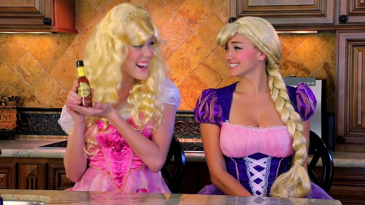 Rapunzel vs Aurora Juice Challenge Battle. DisneyToysFan.