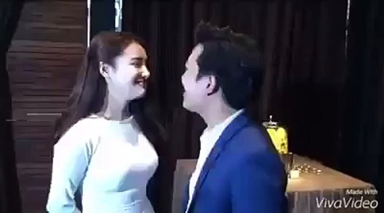 Trường Giang âu yếm vỗ má Nhã Phương khiến fan phát hờn