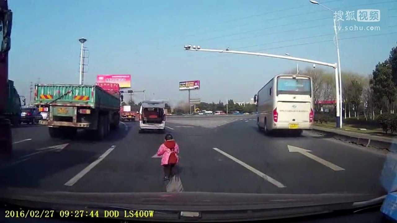 Un enfant de 2 ans tombe du coffre d'une voiture en Chine