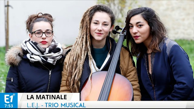 L.E.J pousse la chansonnette dans le studio d'Europe 1