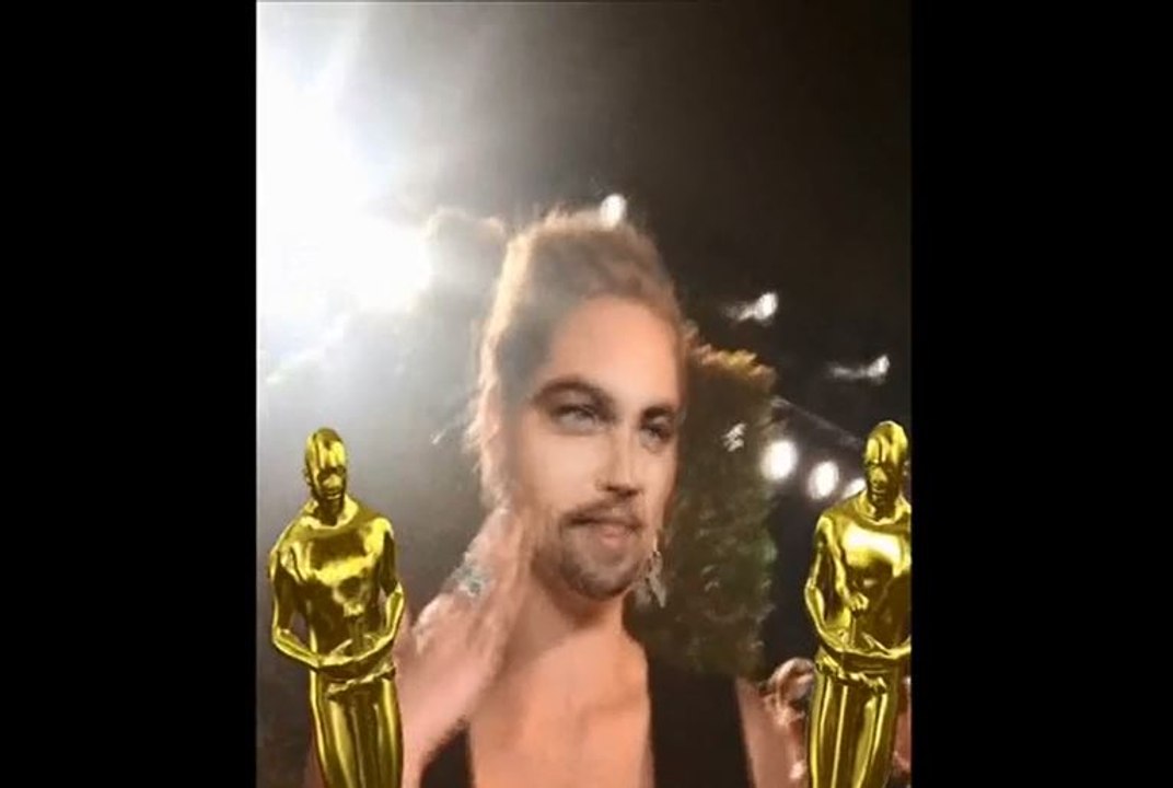 Les invités des Oscars font des "Swap Faces" sur le tapis rouge avec le visage de Léonardo DiCaprio
