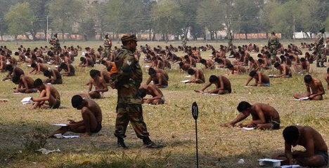 Des candidats passent l'examen en sous-vêtements en Inde