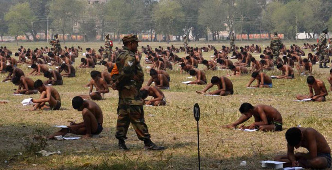 Des candidats passent l'examen en sous-vêtements en Inde