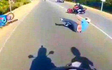 Peş Peşe Motosikletten Düştüler