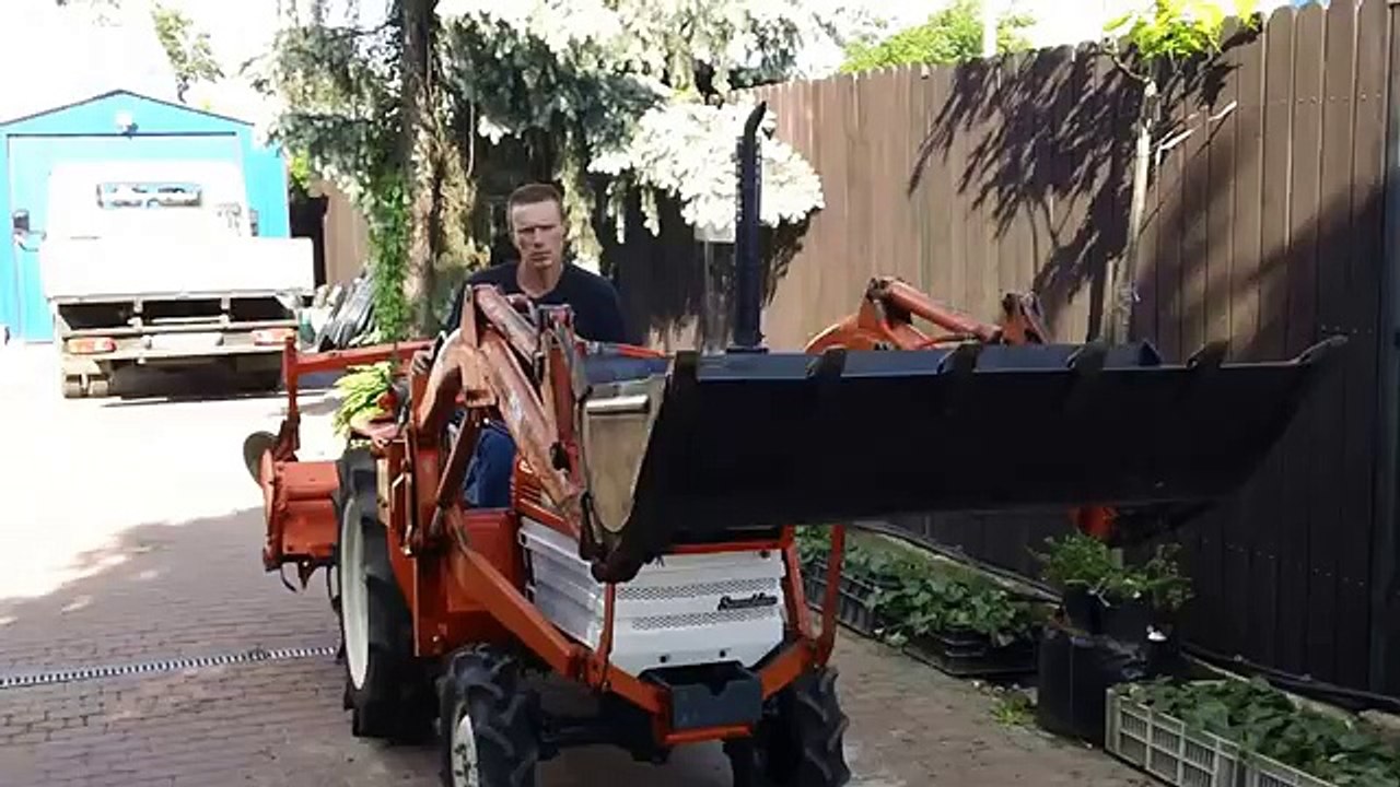 Ladowacz czolowy TUR. Japonski ciagniczek ogrodniczy.KUBOTA 1600. www.akant-ogrody.pl