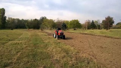 Spulchnianie ziemi kultywatorem pod trawnik.Uslugi rolnicze Warszawa www.traktorki-japonskie.pl