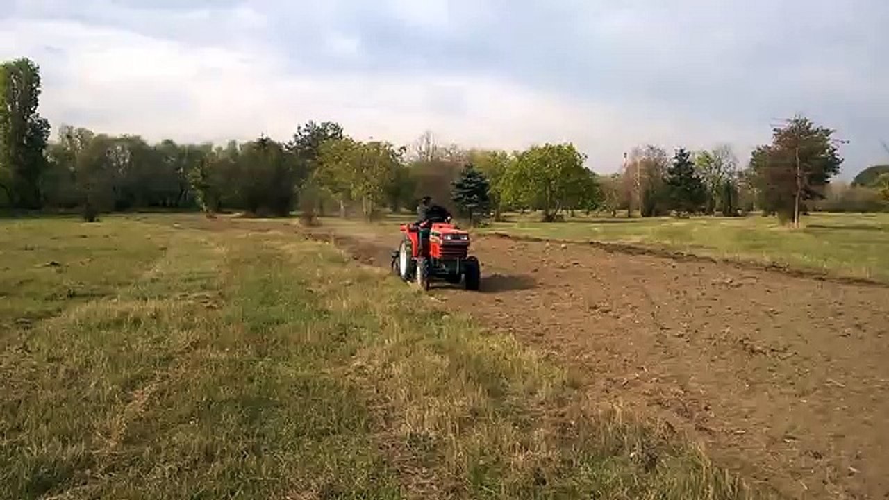 Spulchnianie ziemi kultywatorem pod trawnik.Usl...