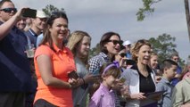 Un enfant fait un tir parfait en golf sous les yeux de Tiger Woods - hole-in-one pendant le olf Course for Kids