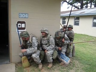 Quand des militaires se lancent dans le ménage!